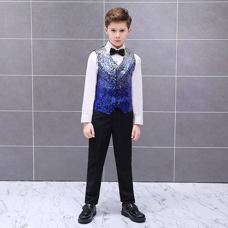 June 1 Children's Day boys performed the vest of the vest, the colorful gradient performed the handsome boy's catwalk, hosted the piano