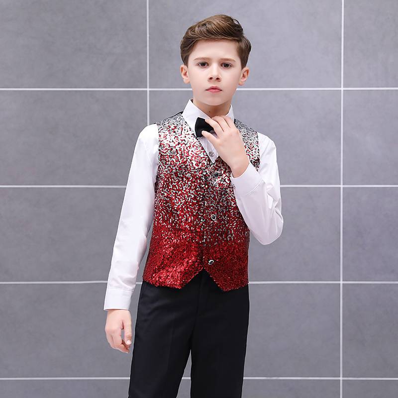 June 1 Children's Day boys performed the vest of the vest, the colorful gradient performed the handsome boy's catwalk, hosted the piano