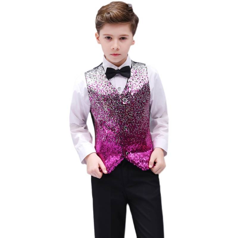 June 1 Children's Day boys performed the vest of the vest, the colorful gradient performed the handsome boy's catwalk, hosted the piano
