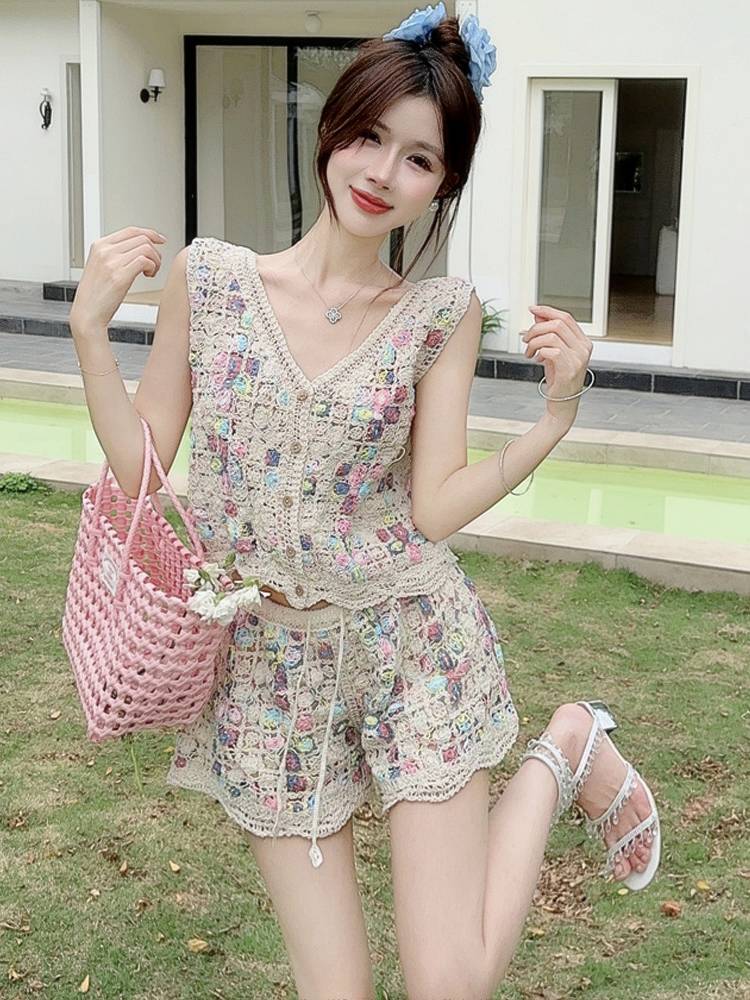Checked hollow vest women's summer seaside tourism vacation off -shoulder V -neck sleeveless top shorts two -piece suit
