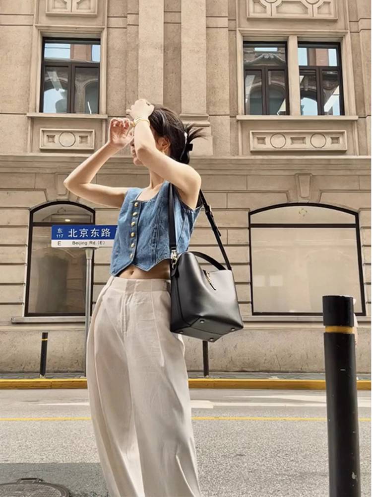 blue-coloured cowboy vest girl with a little fragrance for the summer bonnet suit jacket to put on