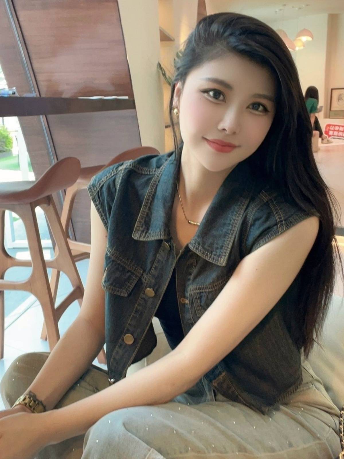 Denim vest female 2024 spring and summer new loose and versatile short -sleeved short -sleeved thin shoulder shoulder shirt top