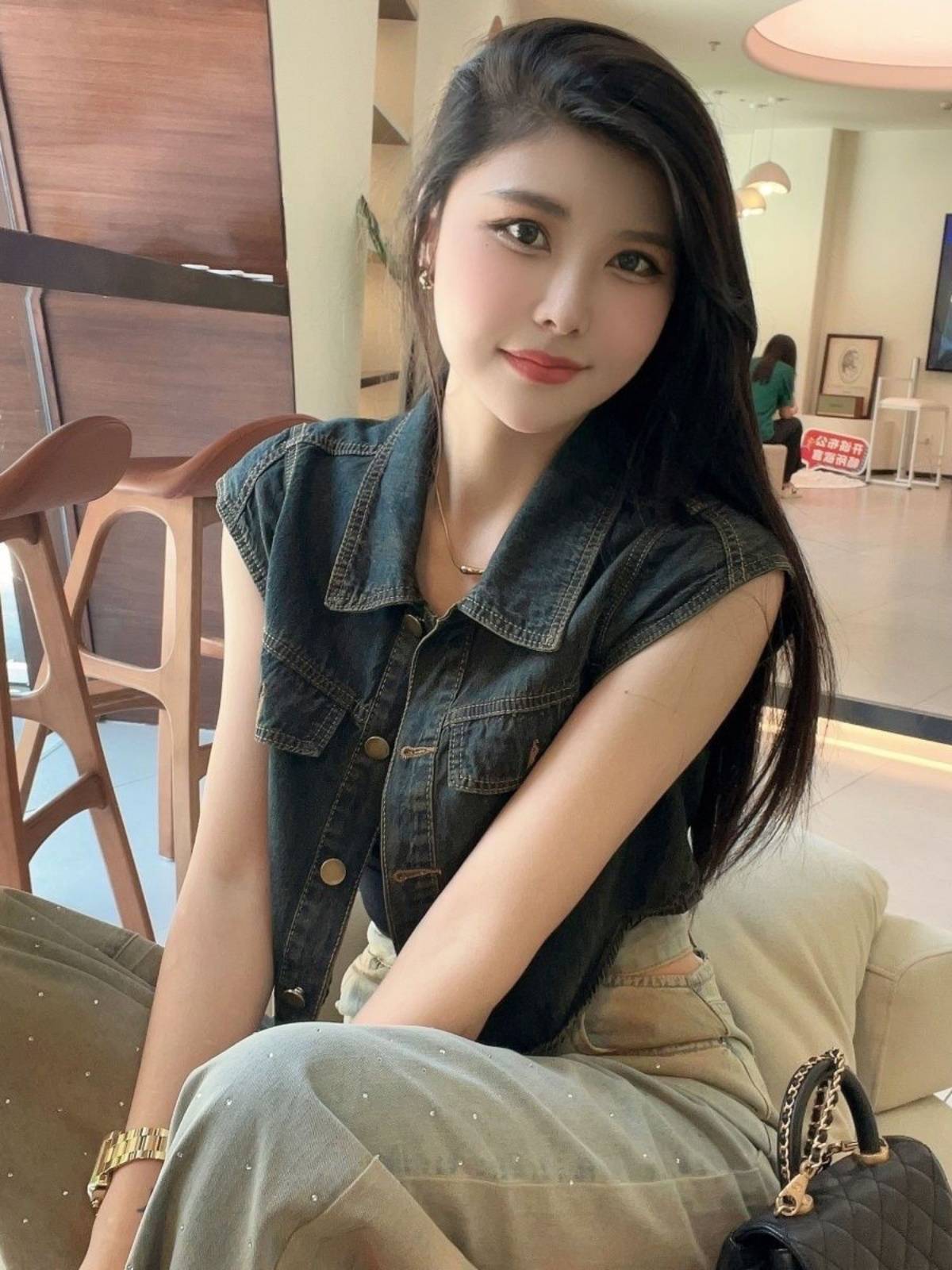 Denim vest female 2024 spring and summer new loose and versatile short -sleeved short -sleeved thin shoulder shoulder shirt top