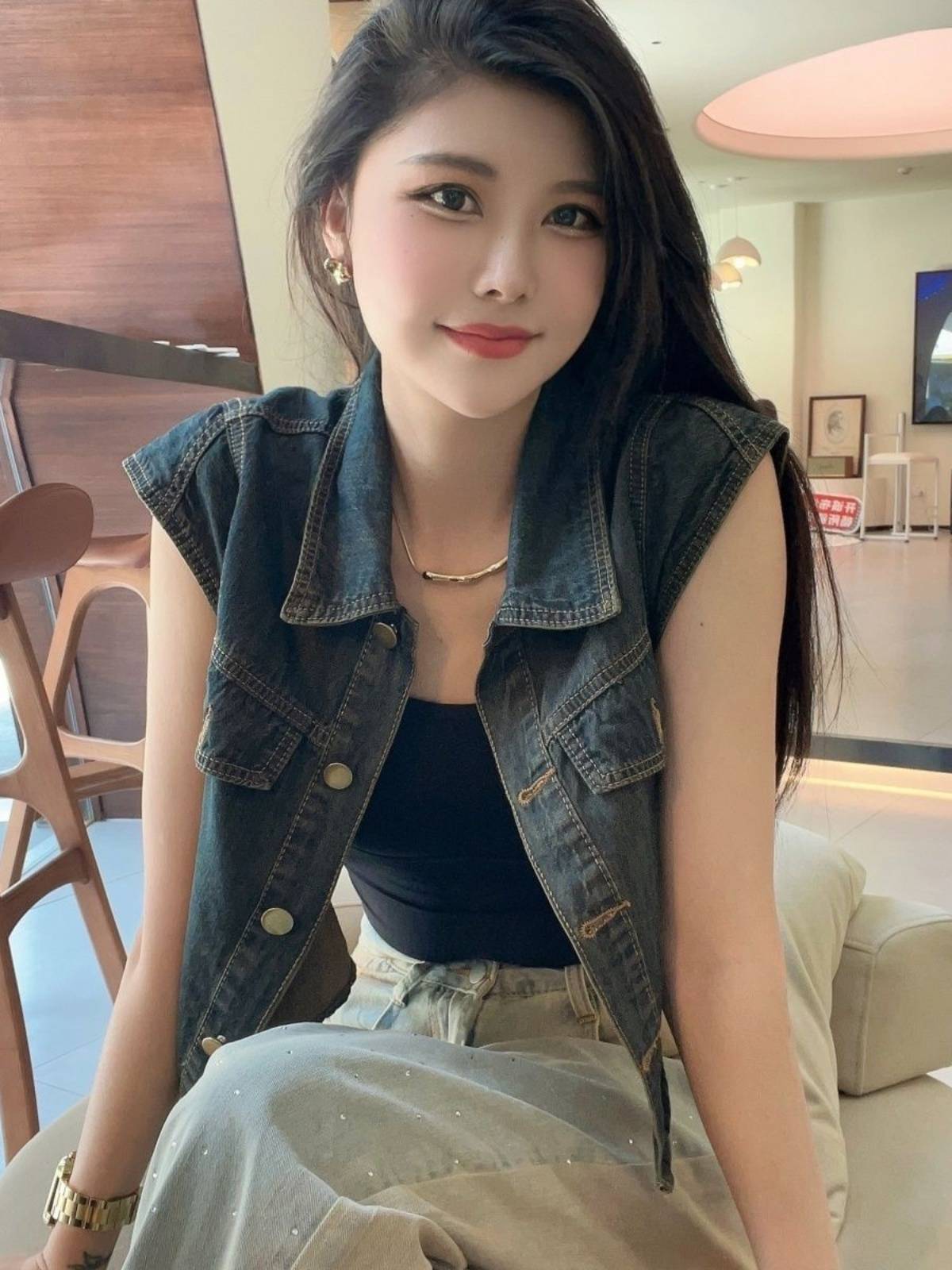 Denim vest female 2024 spring and summer new loose and versatile short -sleeved short -sleeved thin shoulder shoulder shirt top