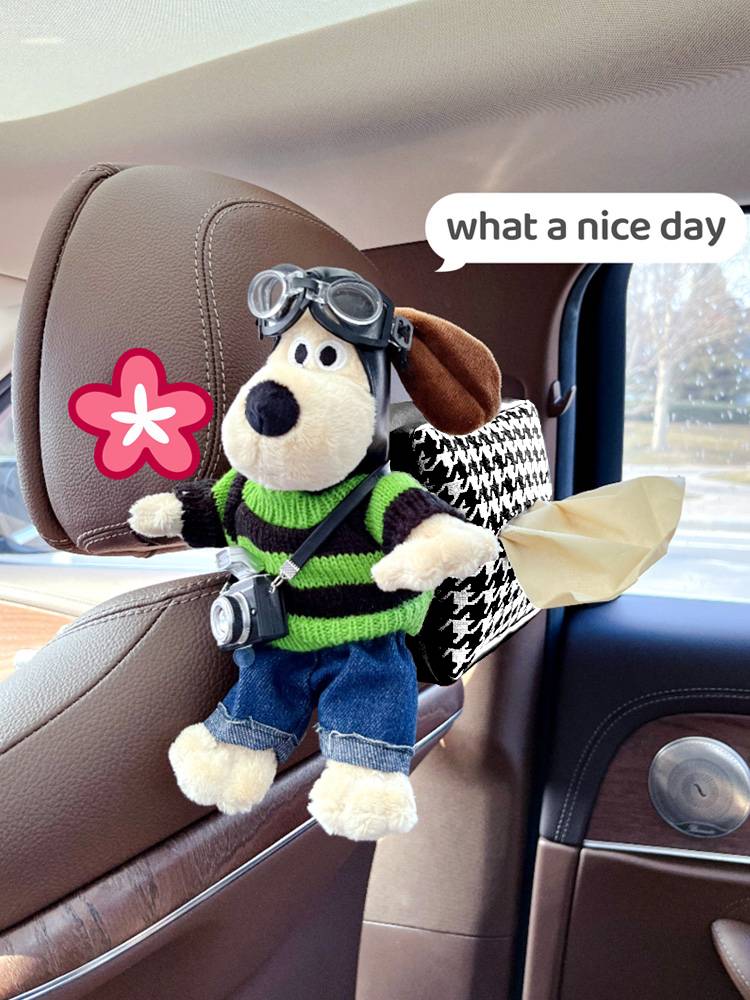 Car-car-mounted paper towel box, car-drawer box-mounted, high-end sensory doll in a Mercedes
