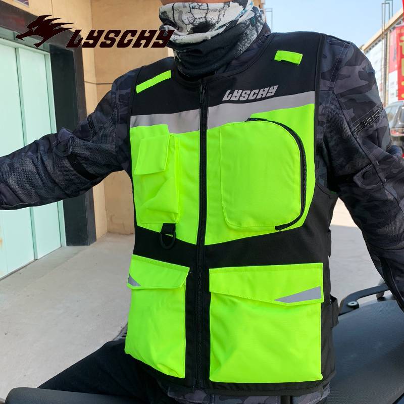 Ray-wire motorcycles ride a vest, a security vest, a man and a woman with a kit and a horse and a motorbike