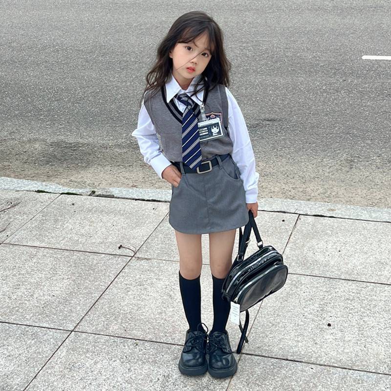 Children's sweater knit vest school Fengchun Autumn, baby V -neck horse armored boys and girls school uniform jackets