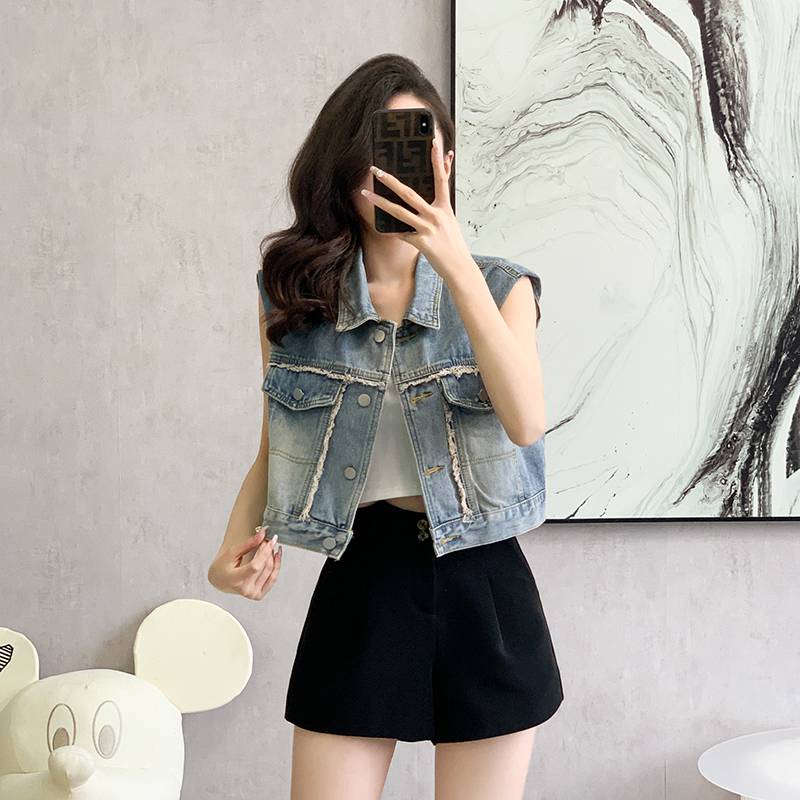 Designed for a cowboy vest, a 2024-spring, short-sleeve coat