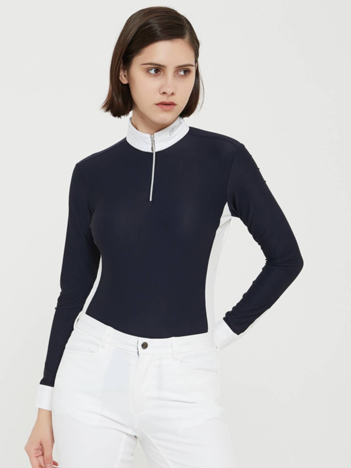 A HORSE-SLEEVED T-SHIRT, WHITE LONG-SLEEVED, HORSE-SKINNED, HORSE-SKINNED, HORSE-SKINNED, HORSE-SKINNED MAN