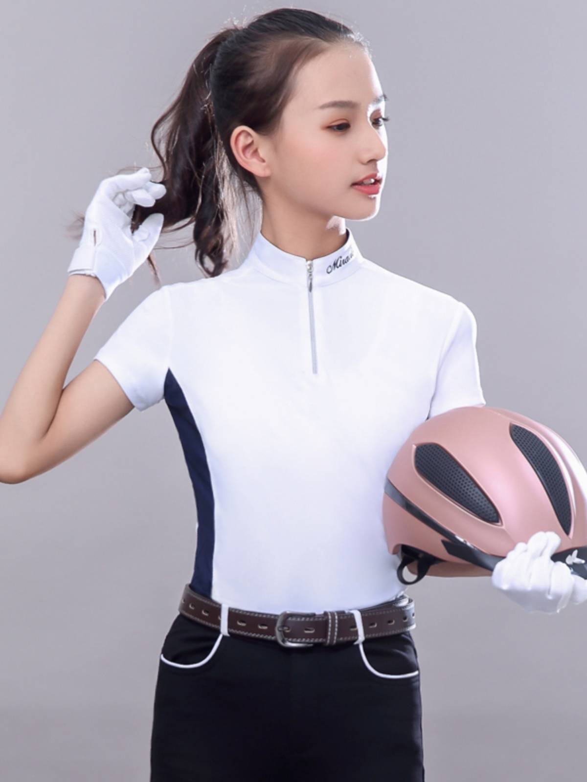 A HORSE-SLEEVED T-SHIRT, WHITE LONG-SLEEVED, HORSE-SKINNED, HORSE-SKINNED, HORSE-SKINNED, HORSE-SKINNED MAN