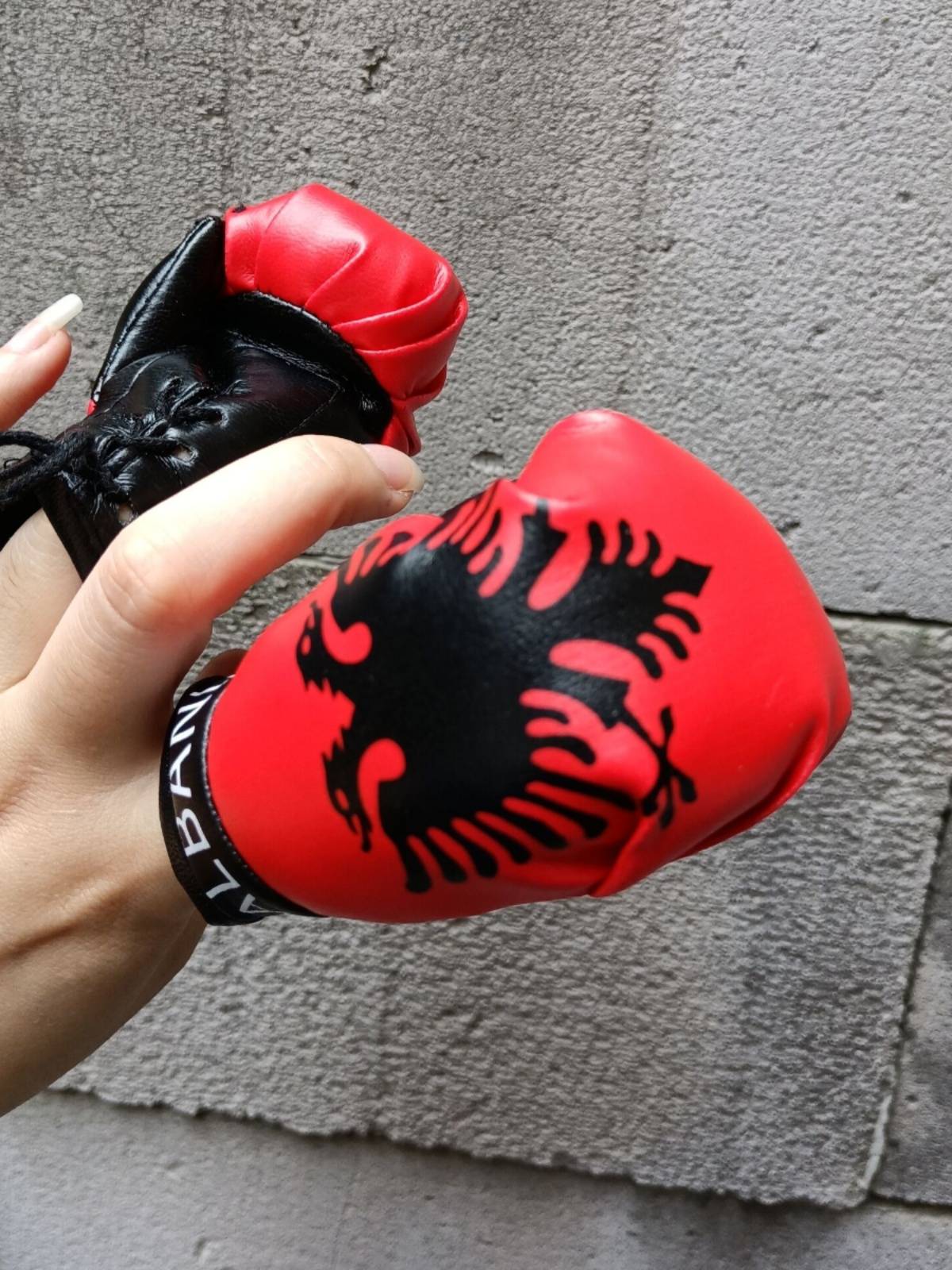 Cake-decorating mini-boxing gloves, golf ping-pong, badminton tennis skater