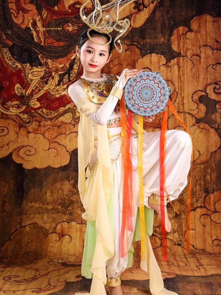 The new style meets Feitian Dunhuang performance murals, the hand drum bell, the drum, the classical dance rebounds the pipa clothing