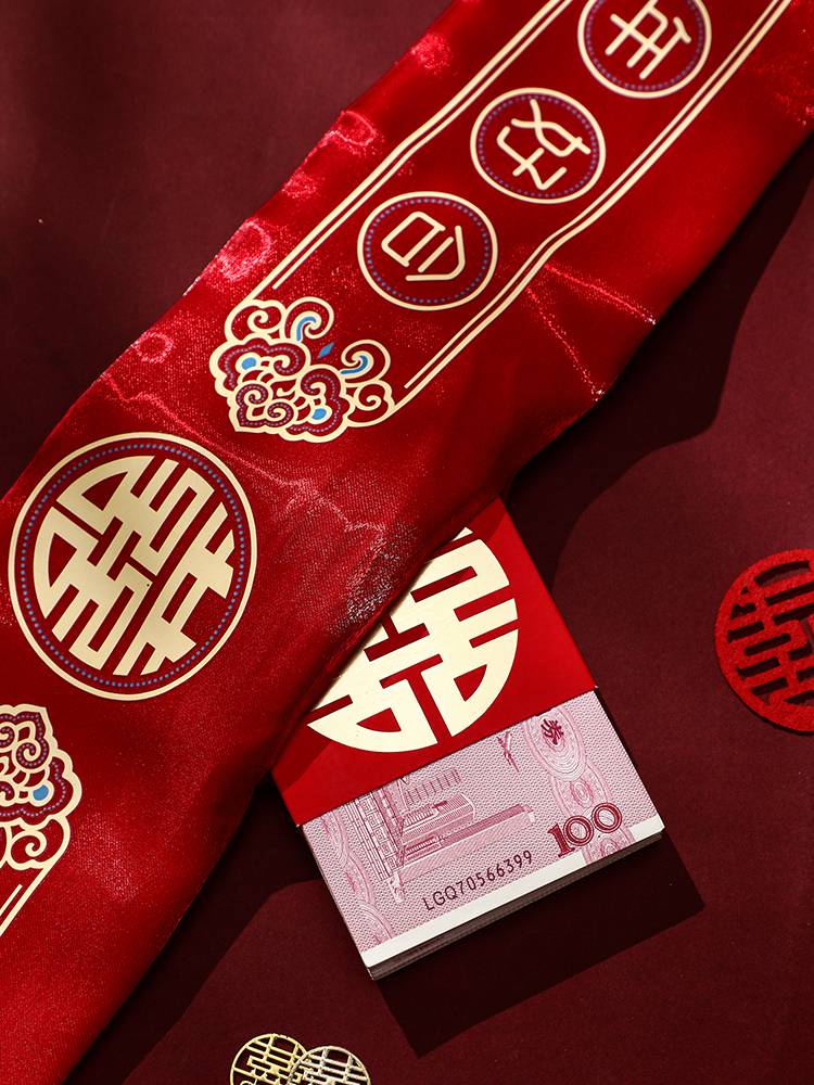 The groom and the bride's red wedding waist wrapped the zipper tens of 10,000 yuan wedding wedding wedding red belt