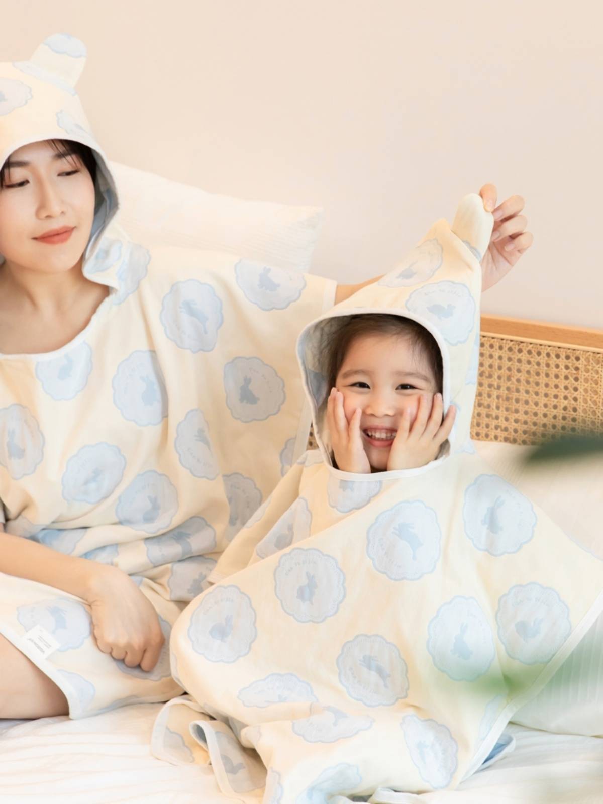 Yazan's towel-swaming baby, water-sucking girl child, thick cartoon baby bathing beach, pure cotton autumn winter