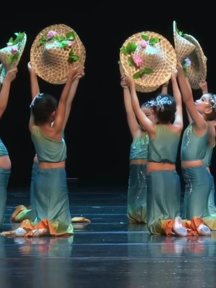 Dai dance clothing children's daughter and daughter Dai Dai minority clothing children's group dance performances peacock dance fishtail skirt
