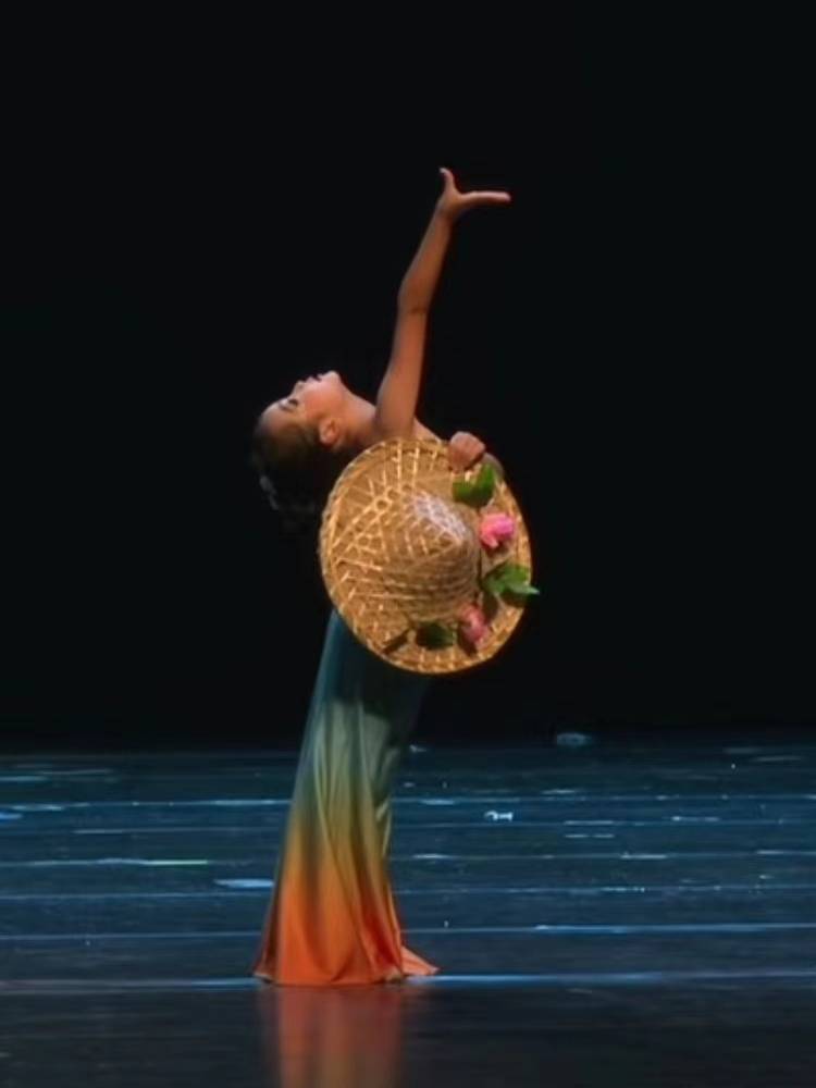 Dai dance clothing children's daughter and daughter Dai Dai minority clothing children's group dance performances peacock dance fishtail skirt