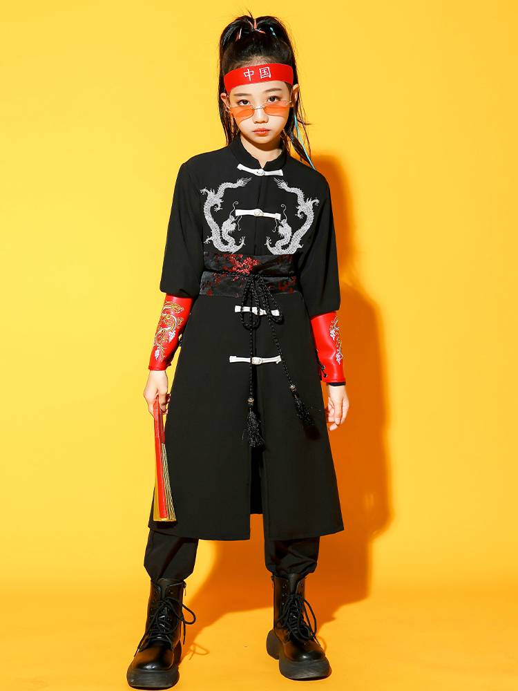 Black shirt + wristguard + hair belt