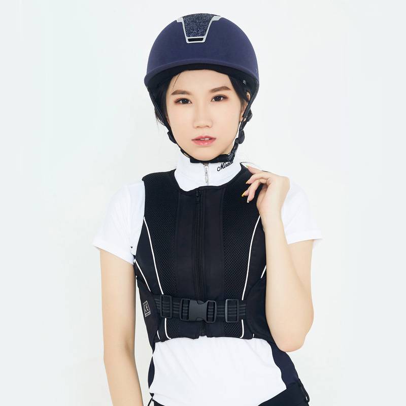 Accomplishment of the horse and child ' s safety and protection of young boys and girls against the vest and fall vests of the horse