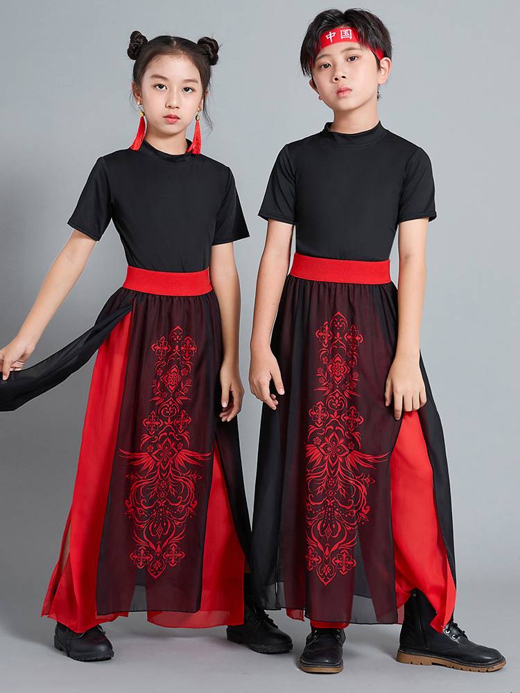 The Chinese teenager in the chorus of the chorus of the chorus dance fan