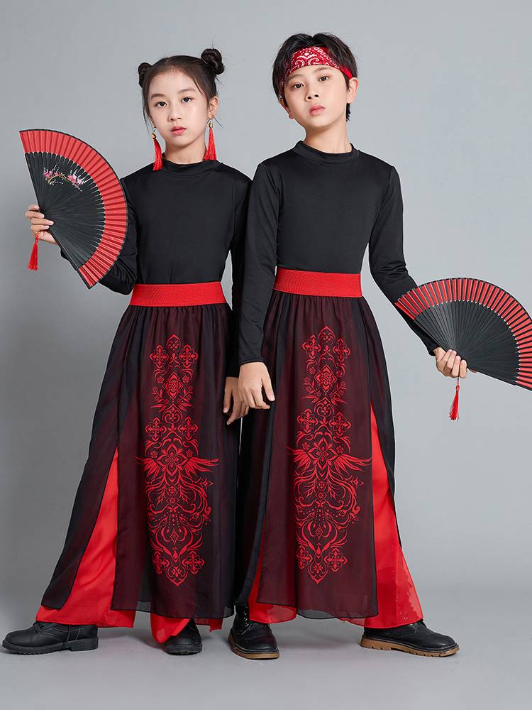 The Chinese teenager in the chorus of the chorus of the chorus dance fan