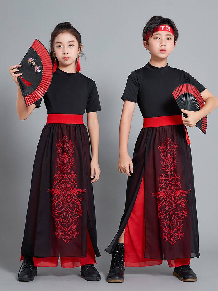 The Chinese teenager in the chorus of the chorus of the chorus dance fan