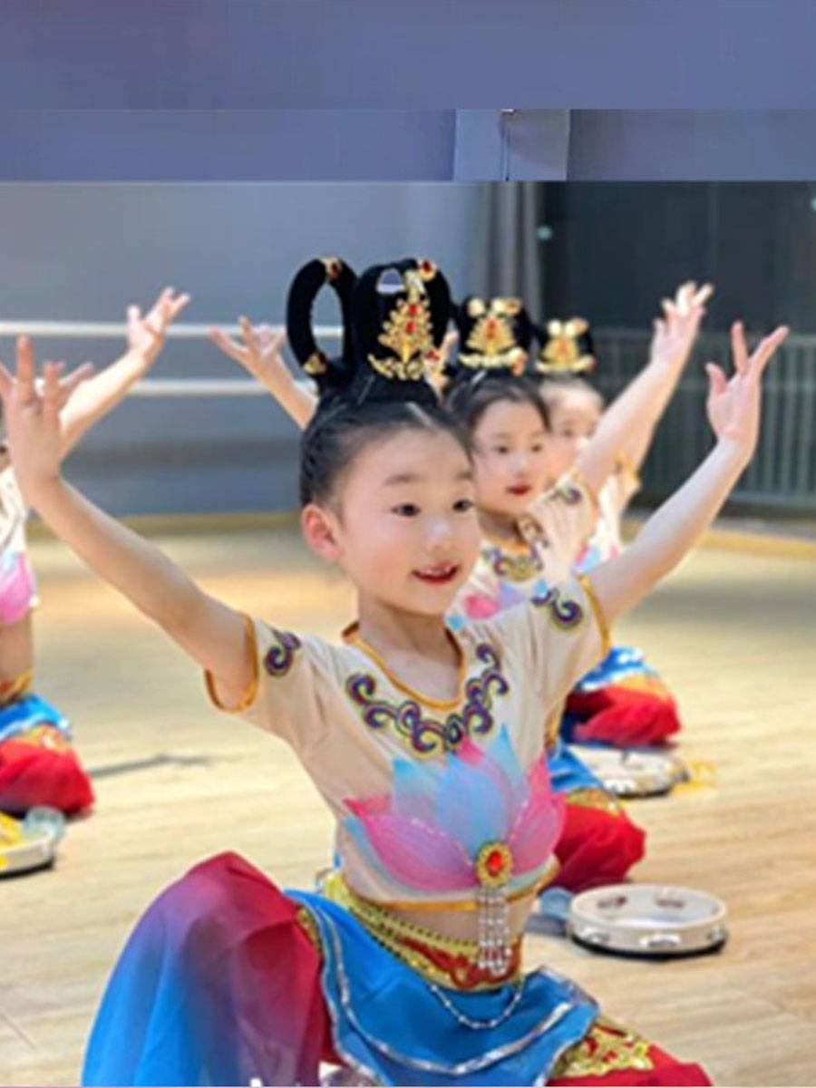 Dunhuang dance service children's performance service Liuyi performance murals are absolutely strange exotic flying sky music drum clothing women