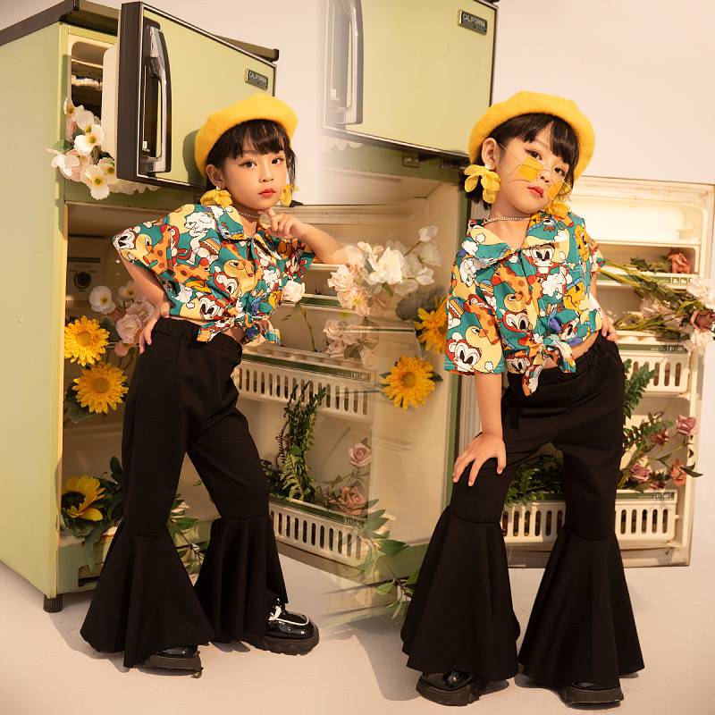 Children's model catwalk show tide service girl 70-80 years of retro Hong Kong style flared pants fashion doping new suits new