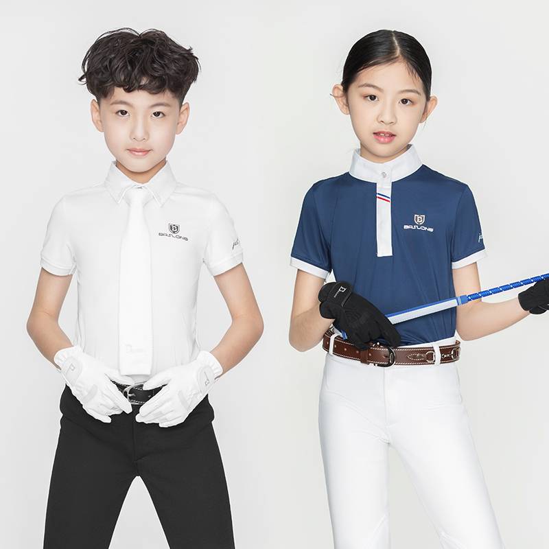 HORSES T-SHIRTS POLO, SPECIALIZING IN RIDING SHORT-SLEEVED MEN AND WOMEN, WEARING ADULT CHILDREN ' S CLOTHES AT A RACE ON HORSE T-SHIRTS