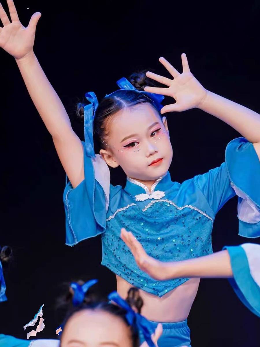 Classical dancer Dudu riding performance service national group dance bench