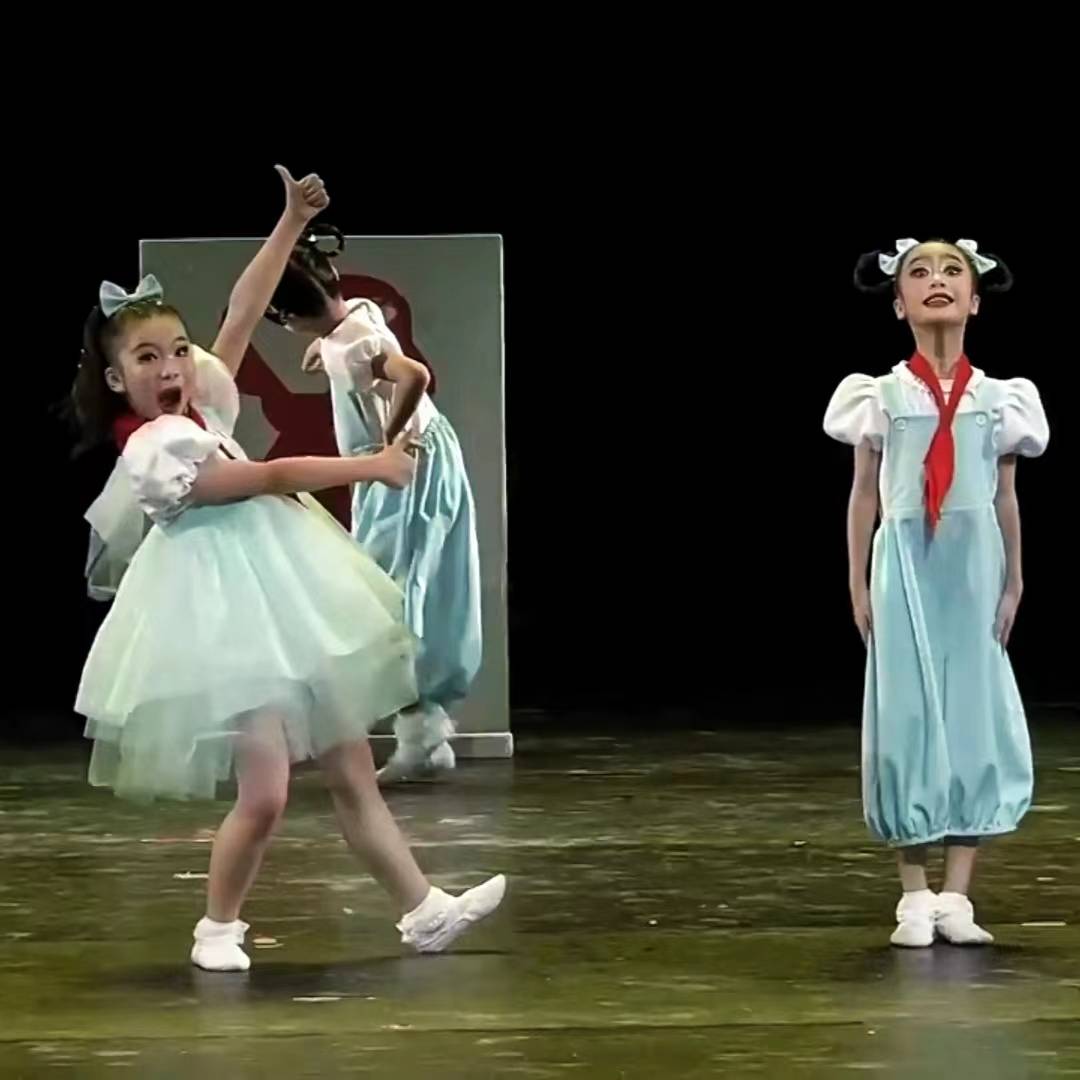 In the 12th, the first grade I am not afraid of dancing performances for children's puffed skirts and pants performance clothes