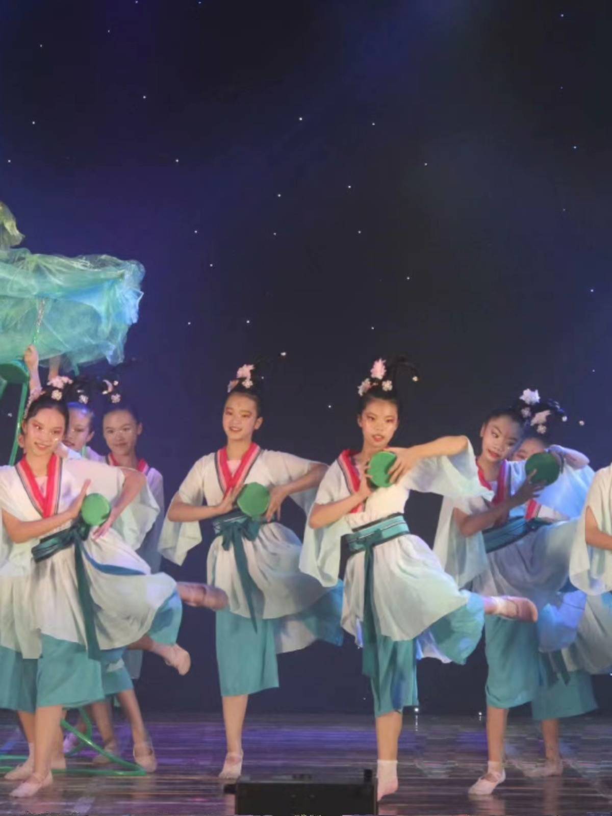 The Lian Drum Sing and the New Classic Han Don dance bouquet burning the Lian Drum