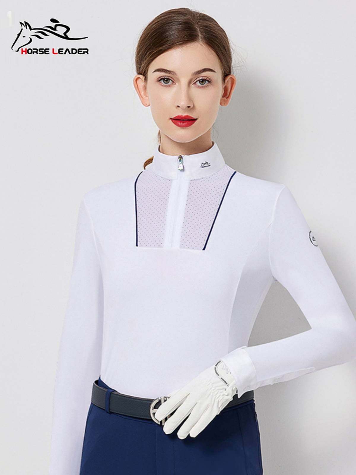 A LONG-SLEEVED HORSE-SLEEVED T-SHIRT GIRL WITH A WHITE SHIRT AND A WHITE T-SHIRT