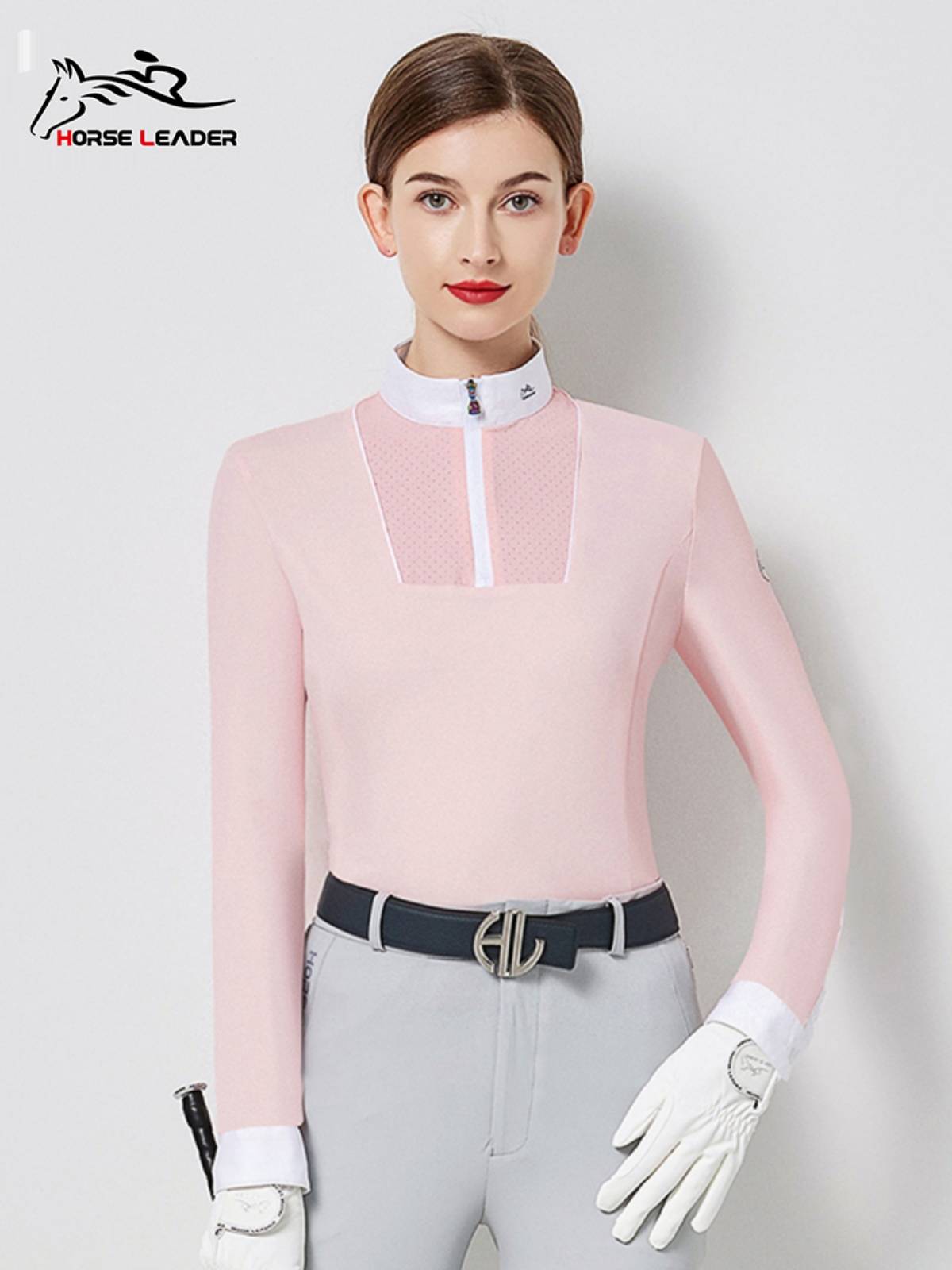 A LONG-SLEEVED HORSE-SLEEVED T-SHIRT GIRL WITH A WHITE SHIRT AND A WHITE T-SHIRT