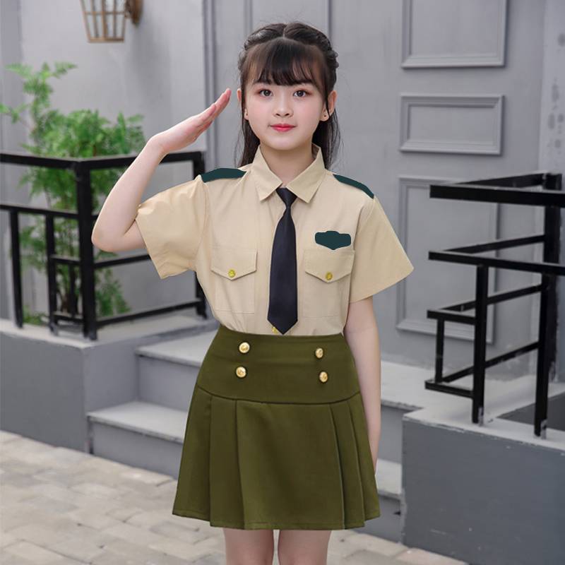 Children's small sea, land, empty sleeve, boys and girls performing kindergarten flag -raising poems recitation chorus cotton
