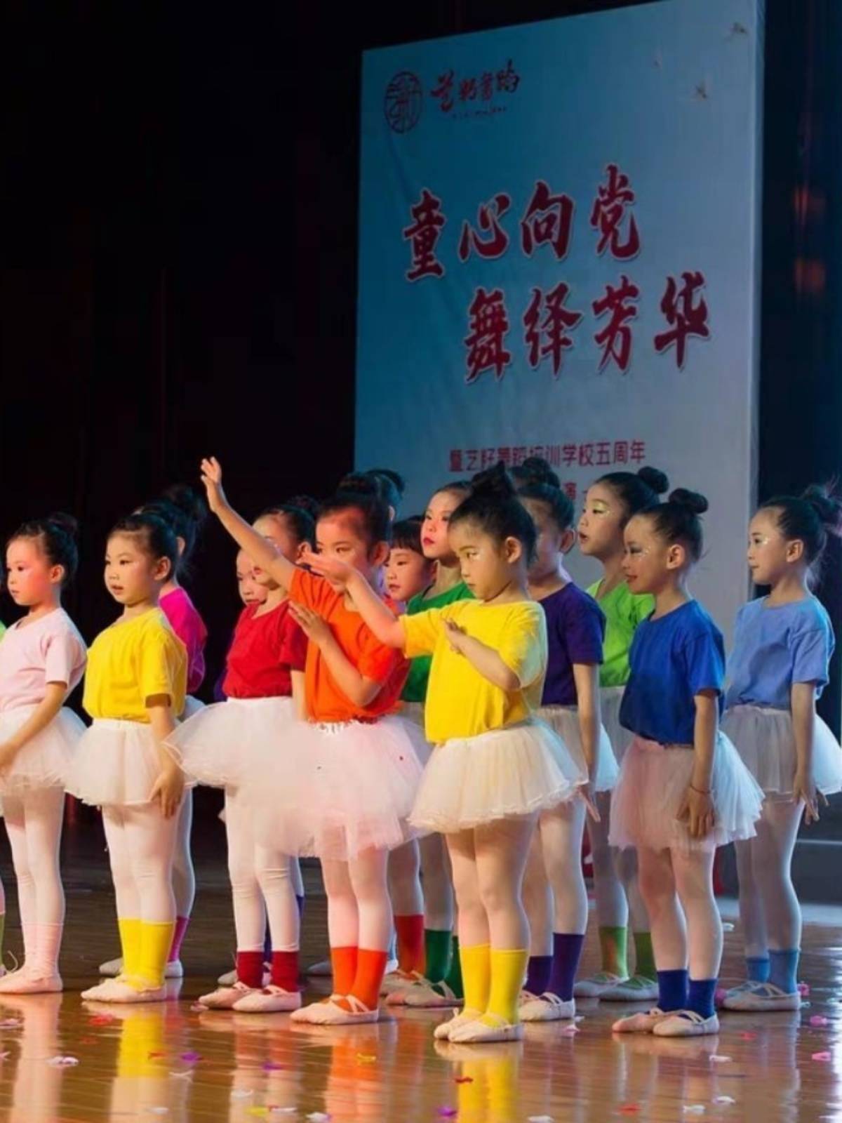 Children's sky color candy pure color short -sleeved T -shirt children's performance service kindergarten fluffy skirt dance dance summer