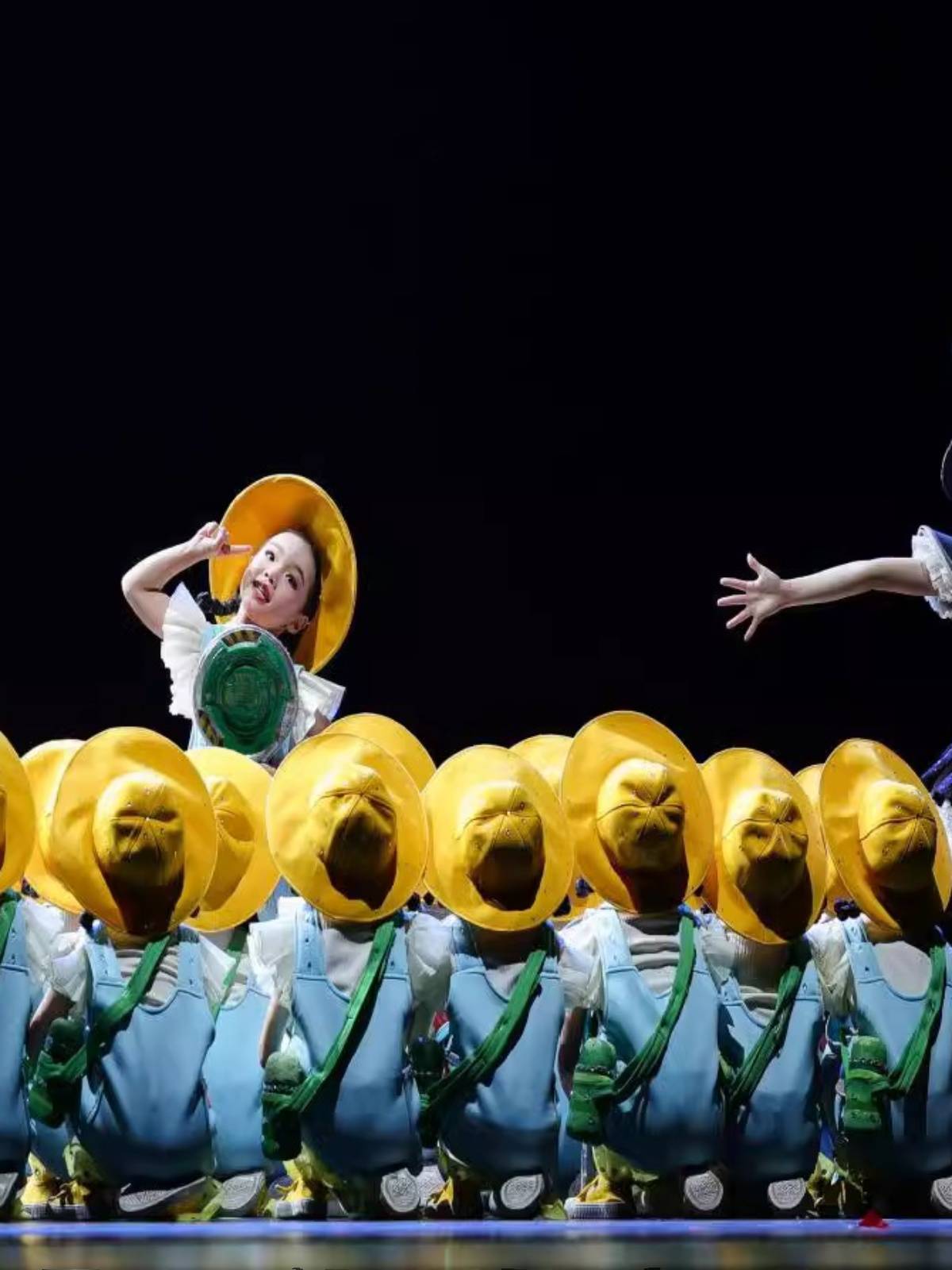 The twelfth Xiaode style, we will all cross the road to perform children's backband pants kindergarten dance clothing