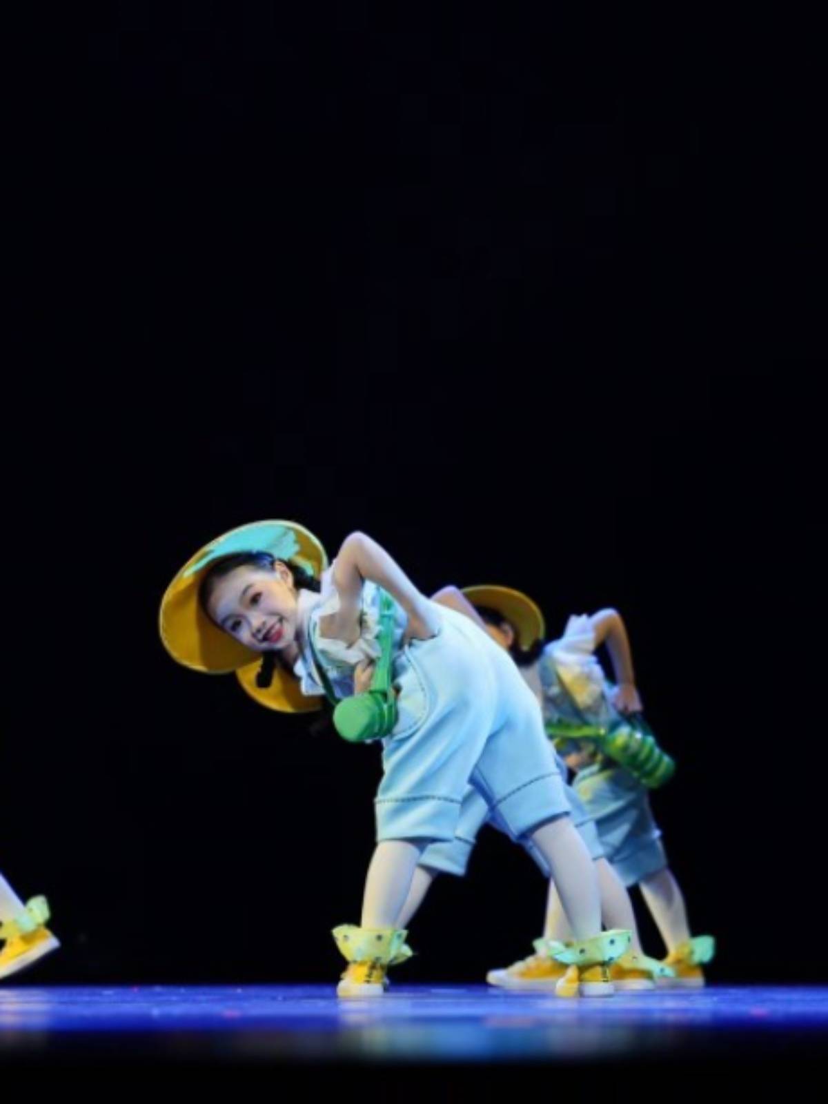 The twelfth Xiaode style, we will all cross the road to perform children's backband pants kindergarten dance clothing
