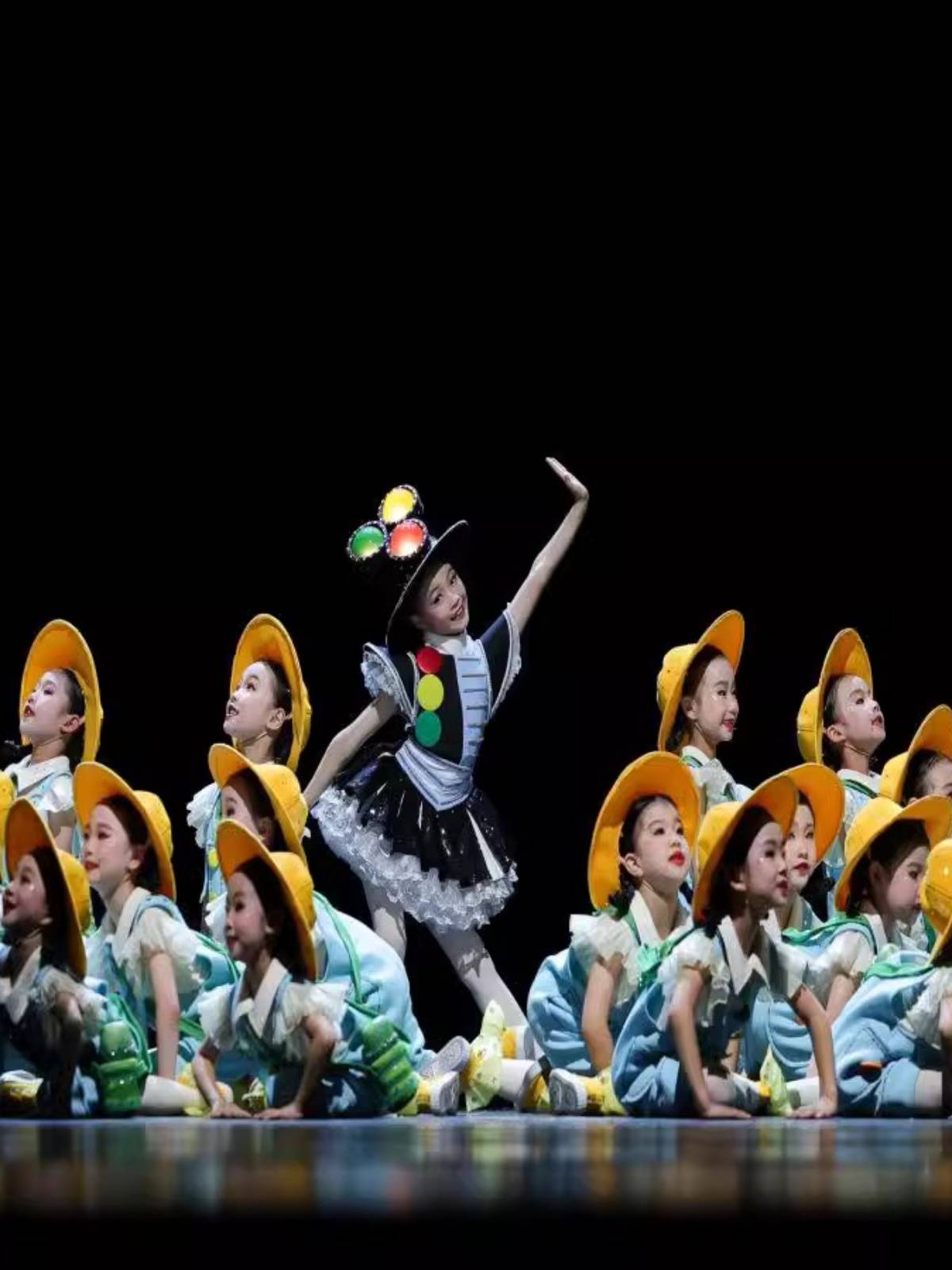 The twelfth Xiaode style, we will all cross the road to perform children's backband pants kindergarten dance clothing