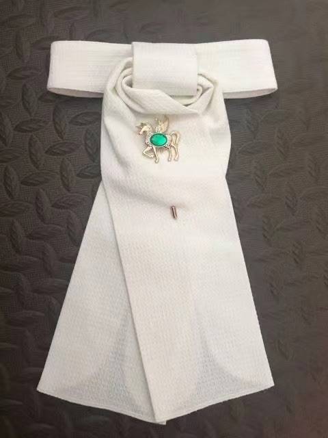 A horse's collar and a young man's bouquet for the competition