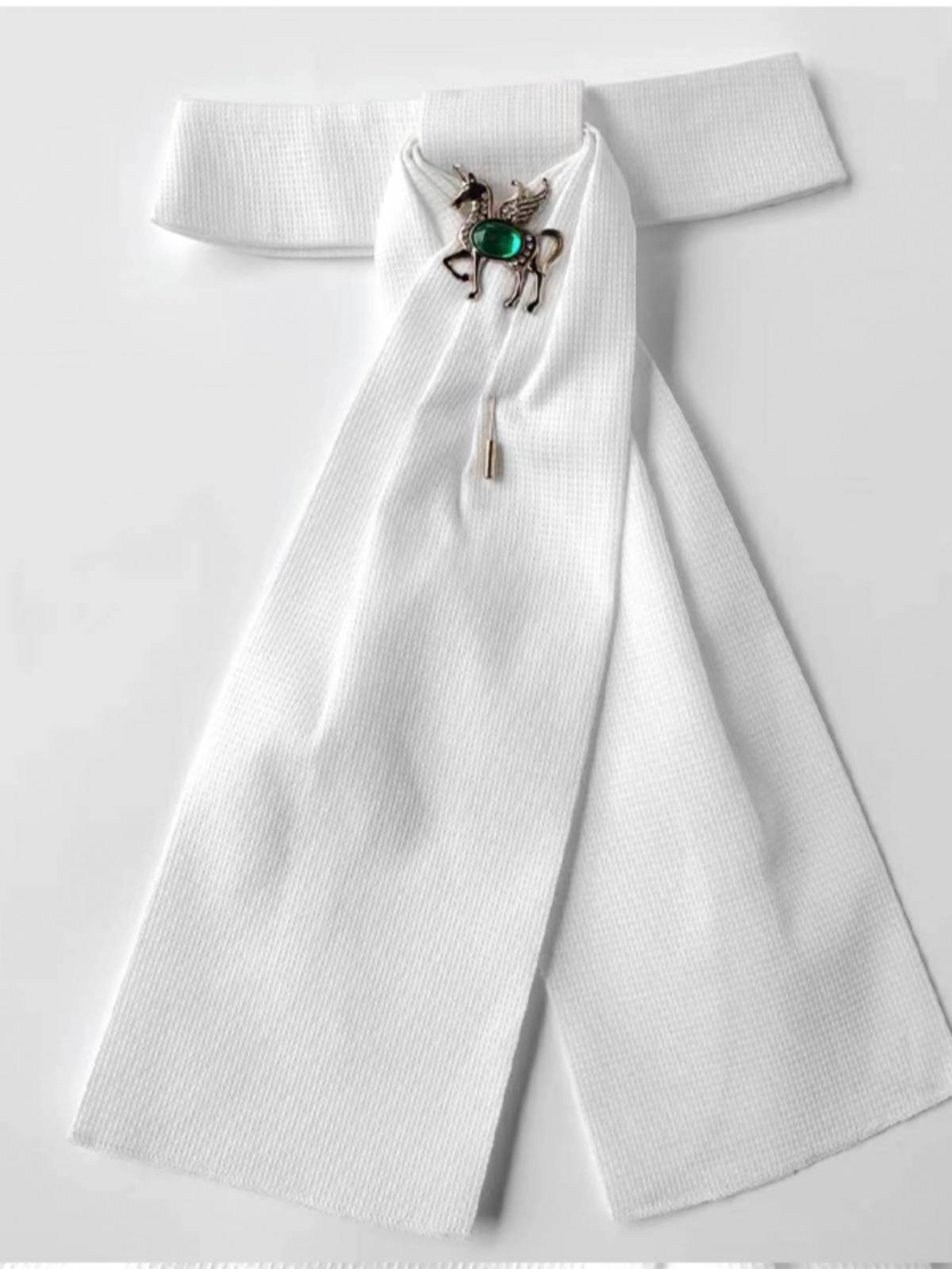 A horse-collar tie, a white-collar-a-child-a-collar-a-carriage