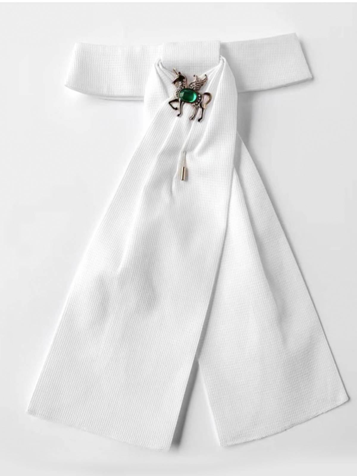 A horse-collar tie, a white-collar-a-child-a-collar-a-carriage