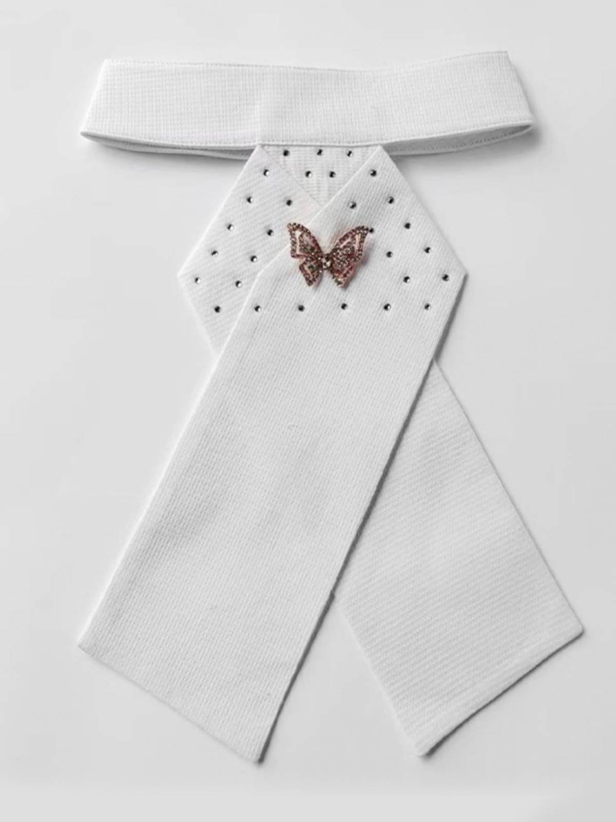 A horse-collar tie, a white-collar-a-child-a-collar-a-carriage