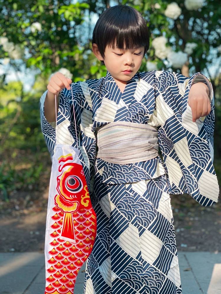 Japanese and wind boys' formal costumes, cheeky sleeves, anti -wrinkles, and waist bands of waves of fireworks seven -three bathrobes