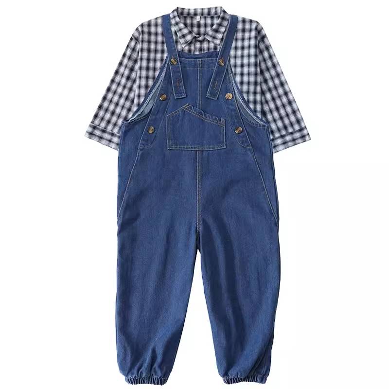 Short-sleeve shirts and jeans on cowboys