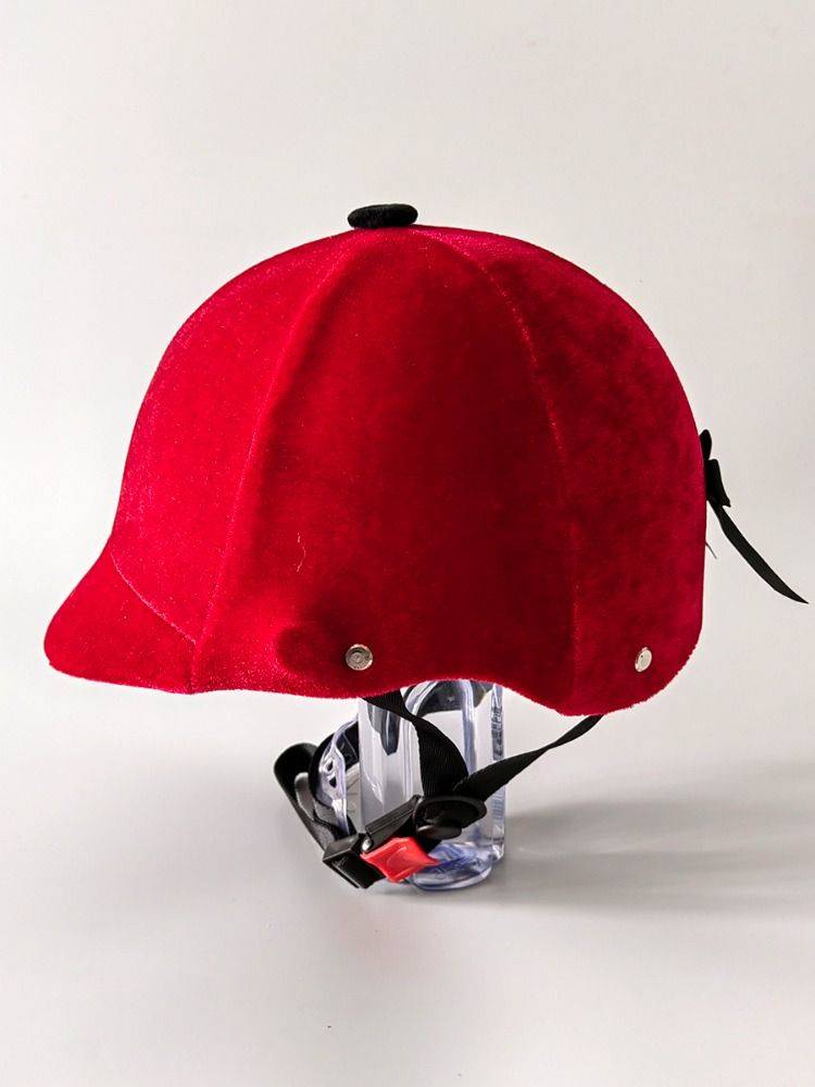 Horse helmets and horsebacks with men and women on four seasons of summer velvet and half-hatted outdoor protection