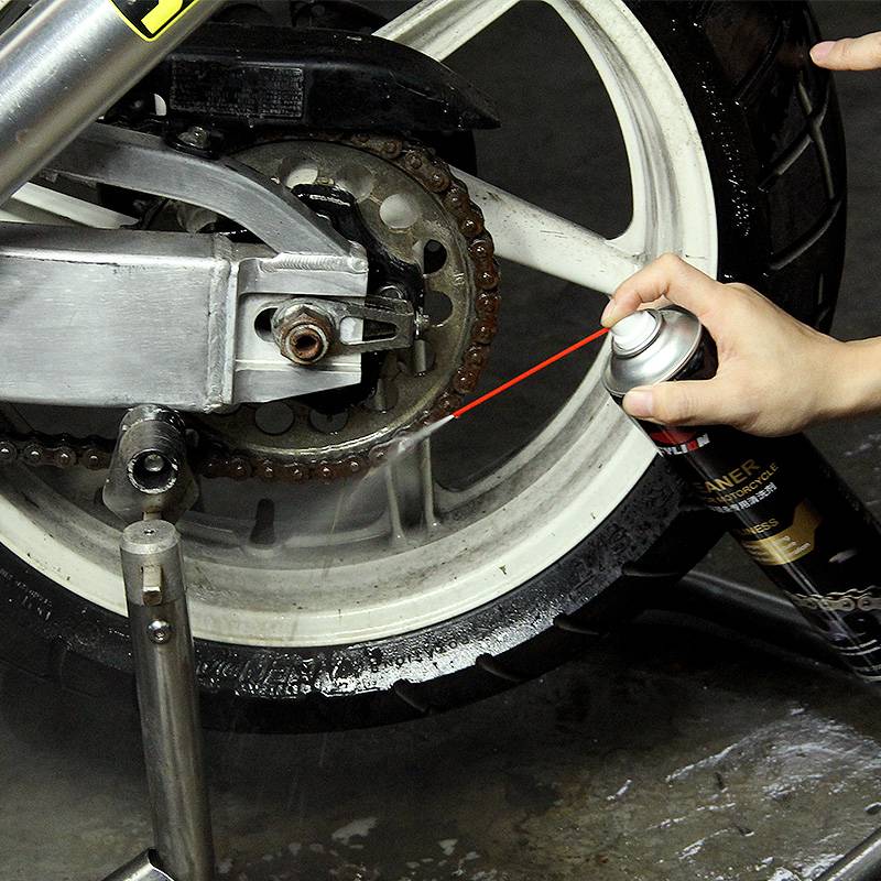 Clean-up kit for the oil-coated car chain of racing motorcycles