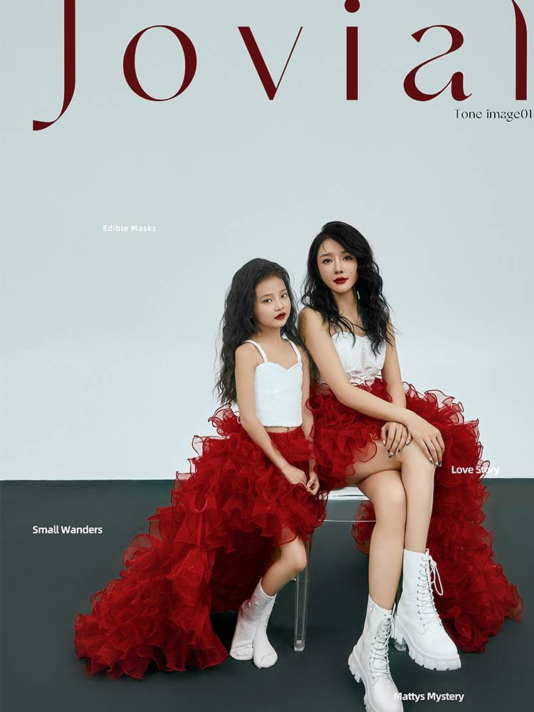 Children's photography clothing parent -child theme fashion high -end photo studio photo dress model walking drag tail fashion tide suit