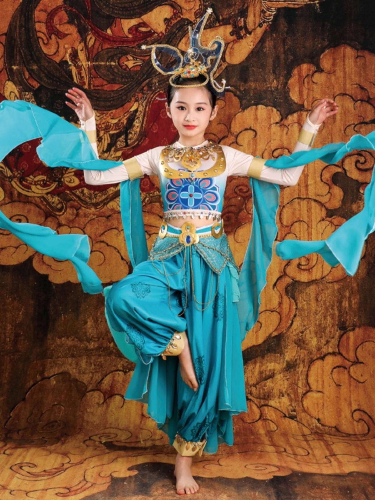The new style meets Feitian Dunhuang performance murals, the hand drum bell, the drum, the classical dance rebounds the pipa clothing