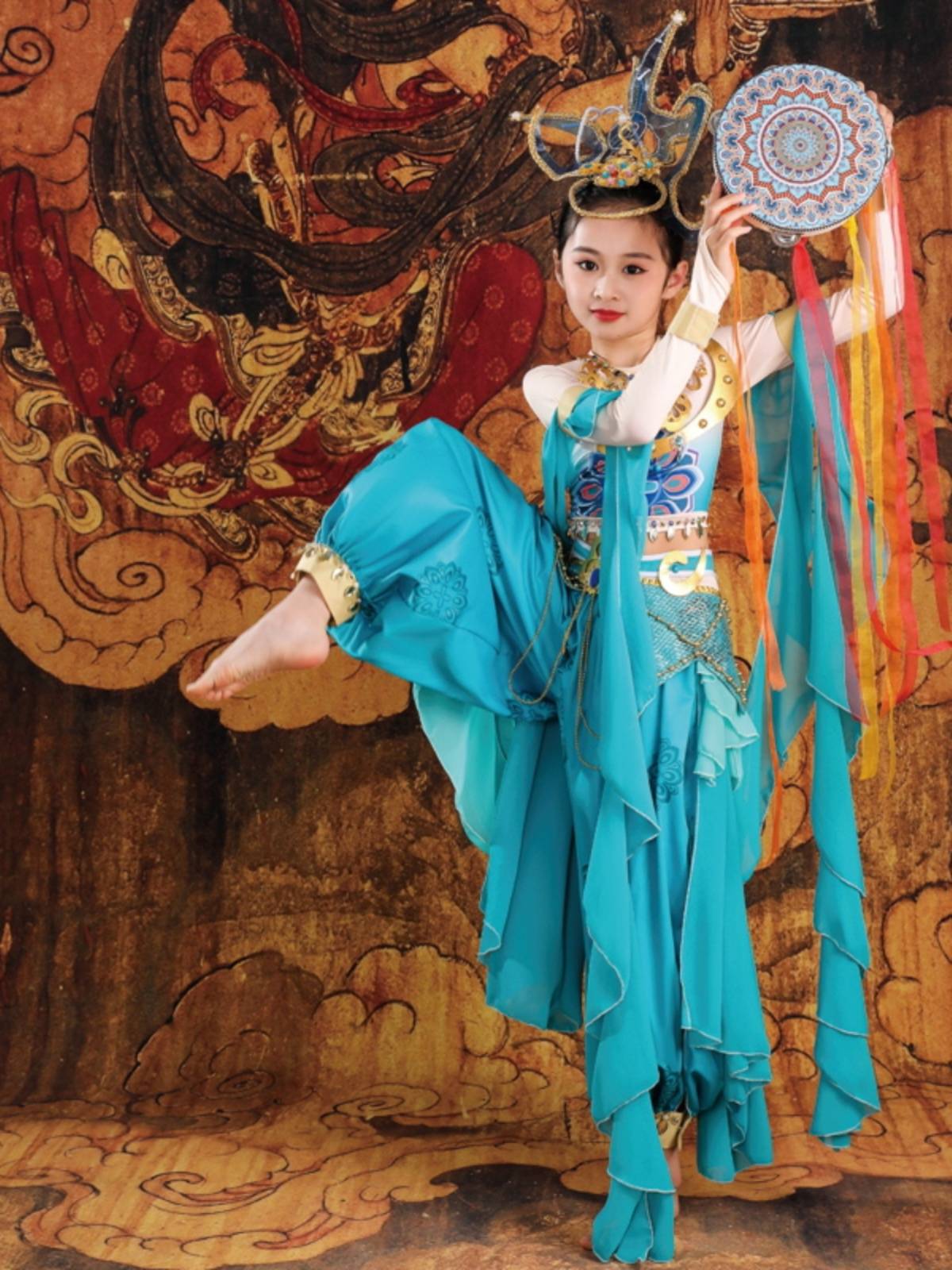 The new style meets Feitian Dunhuang performance murals, the hand drum bell, the drum, the classical dance rebounds the pipa clothing