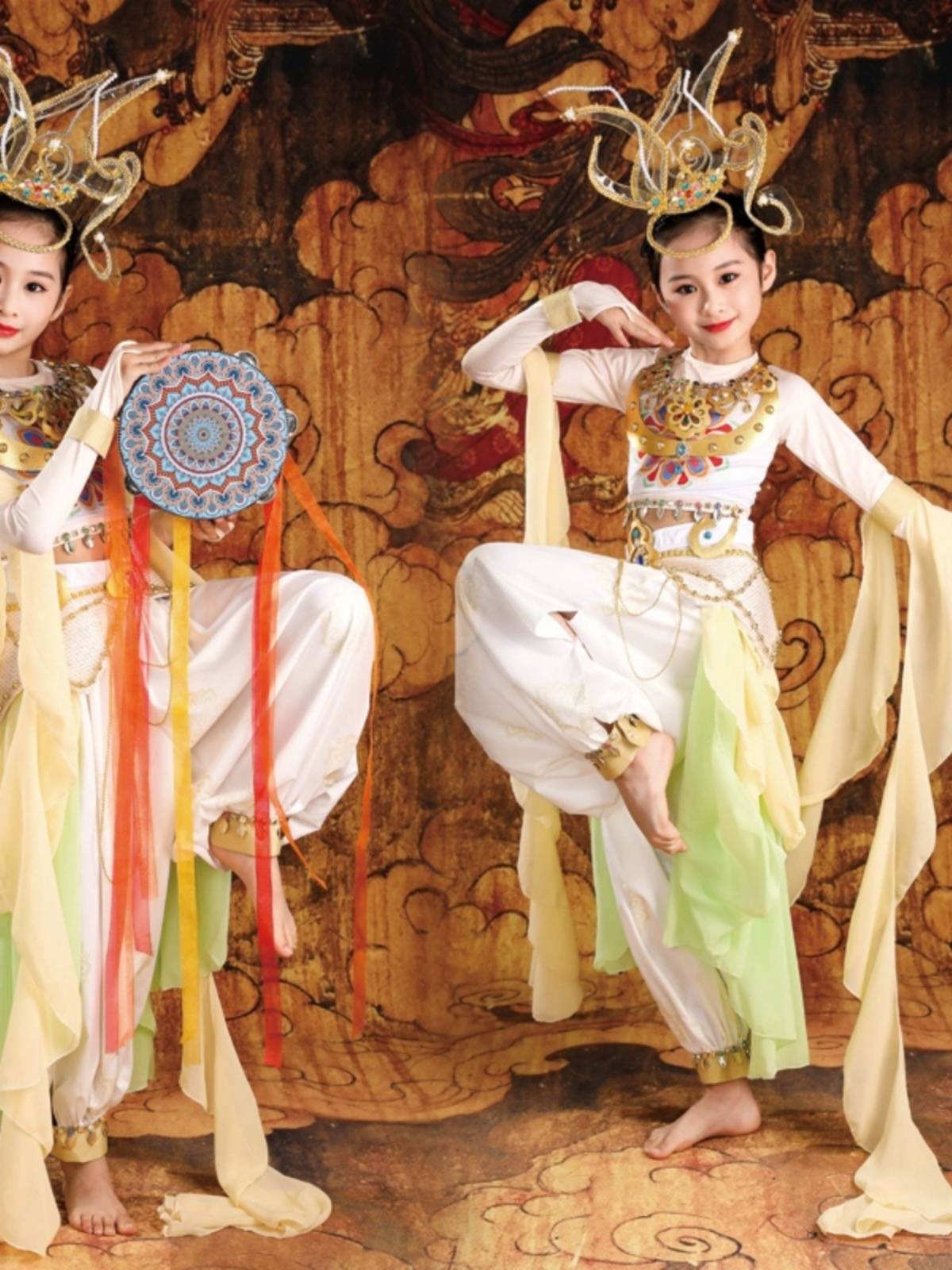 The new style meets Feitian Dunhuang performance murals, the hand drum bell, the drum, the classical dance rebounds the pipa clothing